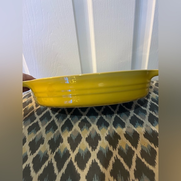 EUC Le Creuset Yellow 7x9 oval stoneware baking dish - Picture 2 of 7
